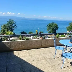 https://lakefront-appartement-pieds-dans-leau-view-and-direct.hotels-rhonealpes.com